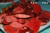 包头的酱菜非常出名，这个心里美萝卜拌得那是风生水起啊。别看不起眼的凉菜，在花椒、辣椒的调理下那味道杠杠的