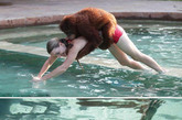 美国电视女主播与世界唯一会游泳猩猩共舞泳池

2010年7月，迈阿密，美国一名电视台节目主持人梅根·亚利山大正与一只红毛猩猩在游泳池里一起畅游。这只猩猩被认为是世界上唯一一只可以在水里游泳的猩猩。录制节目为梅根提供了接触可爱猩猩的机会，她成为除训练员以外，第一个与猩猩一同游泳的人。
