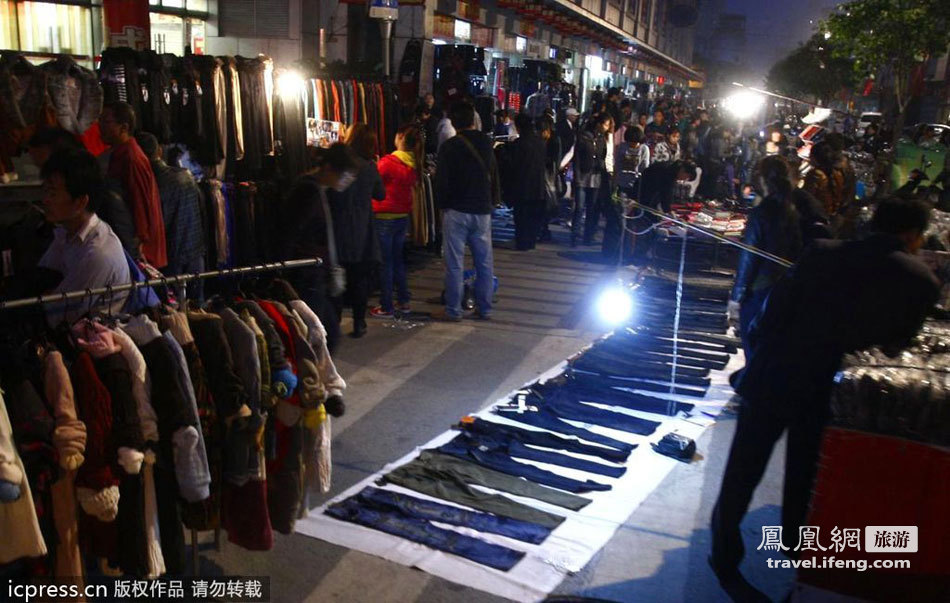 上海七浦路火爆早市 超低价引市民凌晨淘货