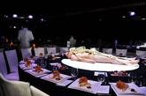 MOCA慈善晚宴内场，人体成盘中餐上演“一个艺术家的生命宣言”。