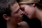 接吻的奥秘：为何男女接吻时头爱往右偏 