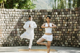瑜伽中，还有一些锻炼会阴部的动作，比如吸气或呼气后，屏住气，轻轻地收缩肛门和会阴。