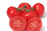 西红柿——减少皮肤辐射损伤科学调查发现，长期经常食用番茄及番茄制品的人，受辐射损伤较轻，由辐射所引起的死亡率也较低。实验证明，辐射后的皮肤中，番茄红素含量减少31%～46%，其他成分含量几乎不变。番茄红素通过猝灭侵入人体的自由基，在肌肤表层形成一道天然屏障，有效阻止外界紫外线、辐射对肌肤的伤害。

