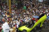 菲律宾，众多民众围观一场拳击赛。现场一辆荧光绿色高跟鞋造型的车非常抢眼。