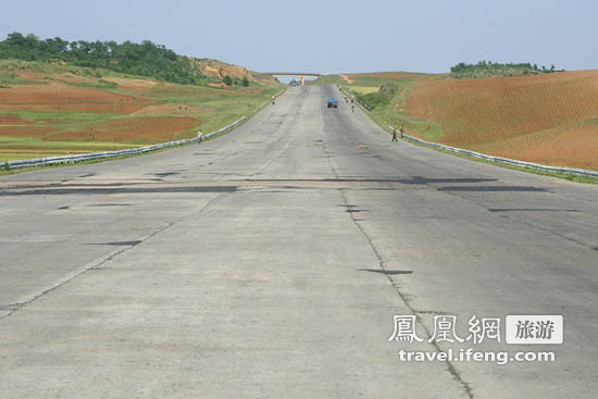 实拍朝鲜高速公路居然还跑牛车