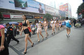 历时2个月的激烈比拼，2011年全球比基尼小姐中国大赛进入复赛阶段。10月18日，10多名身穿比基尼的选手在春熙路街头走秀，吸引了众多成都市民围观。