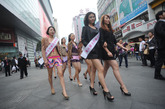 历时2个月的激烈比拼，2011年全球比基尼小姐中国大赛进入复赛阶段。10月18日，10多名身穿比基尼的选手在春熙路街头走秀，吸引了众多成都市民围观。