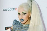 这届欧洲MTV音乐奖红毯同往届一样精彩，女星们的造型难分高下，下面就来看看我们挑选出的几款红毯造型吧：Lady Gaga 不改搞怪本性，苍白的脸配上闪亮的绿色眉毛、同样闪亮的蓝色嘴唇和夸张的下眼线，顶着一个斜梳的三层马尾，不知道她这次又会掀起什么风潮。