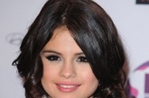 Selena Gomez 自从与Justin Bieber恋爱后，Selena Gomez越来越成熟，已经从一个青涩的小女孩蜕变为了优雅的小淑女。精致的眼妆和梳到一边的性感波浪长发，尽显小女人味。