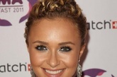 Hayden Panettiere 头发虽然在后面梳了发髻，但是头顶和两侧的头却留着蓬松的小卷。乍看上去，让人不知道她是长发还是短发。