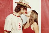 男人爱舌吻。演化心理学家发现，男人比女人更爱好舌吻。男性的唾液中含有的睾酮，能够传给他的伴侣。日积月累，这种唾液的交换能够增强女性的性欲，使她更加乐于接受性爱。
