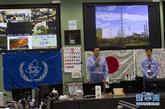 11月12日，在日本福岛县的福岛第一核电站内，日本环境大臣兼核事故善后及预防担当大臣细野豪志（左）在讲话。多家新闻机构记者12日由日本政府组织，进入福岛第一核电站实地采访。这是福岛核事故发生后新闻记者首次获准进入这座核电站。 新华社发