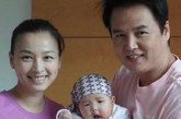 在某剧组拍摄现场，张庭宝贝女儿也出现在现场，这是张庭与林瑞阳在爱情的结晶，所有的媒体都称小宝贝十分的像爸妈。

 
