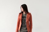 橘色收腰修身的西装外套，宽翻领设计比较特别，收腰版型，拉链设计，有修身效果，厚度适中，羊毛混纺也有保暖效果。