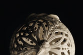 Wedgwood & Bentley系列精致餐具是英式优雅风范的象征。“黑幕繁星”，这一于20世纪初推出的Wedgwood标志性装饰图案，采用华丽的设计主题，汇聚各种精美手工浮雕装饰，以及24克拉黄金镶金，需花费10小时来完成每件作品的制作。经典的纯金图案，采用传统手工蚀刻工艺并用手工镶金制作而成。纯金陶器是简约奢华美学的经典代表。贝佳斯饰瓶以Josiah Wedgwood匠心独具的眼光和无以伦比的制作工艺问世于1790年，深受卢浮宫内典藏珍品贝佳斯瓶的形状与雕饰的启发，这款作品融合了新古典主义设计风格，是浮雕玉石装饰品中的顶级珍品。