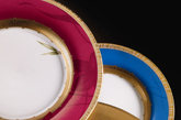 Wedgwood & Bentley系列精致餐具是英式优雅风范的象征。“黑幕繁星”，这一于20世纪初推出的Wedgwood标志性装饰图案，采用华丽的设计主题，汇聚各种精美手工浮雕装饰，以及24克拉黄金镶金，需花费10小时来完成每件作品的制作。经典的纯金图案，采用传统手工蚀刻工艺并用手工镶金制作而成。纯金陶器是简约奢华美学的经典代表。贝佳斯饰瓶以Josiah Wedgwood匠心独具的眼光和无以伦比的制作工艺问世于1790年，深受卢浮宫内典藏珍品贝佳斯瓶的形状与雕饰的启发，这款作品融合了新古典主义设计风格，是浮雕玉石装饰品中的顶级珍品。