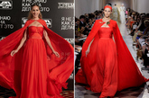 莎拉·杰西卡·帕克 (Sarah Jessica Parker)穿的这件詹巴迪斯塔·瓦利 (Giambattista Valli)大红色斗篷配上同颜色的长款礼服淋漓尽致的变现出衣服本身的宫廷式的华贵。
