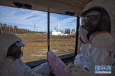 11月12日，在日本福岛县，记者乘巴士进入福岛第一核电站。多家新闻机构记者12日由日本政府组织，进入福岛第一核电站实地采访。这是福岛核事故发生后新闻记者首次获准进入这座核电站。 新华社发 