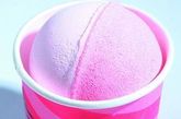 这个可爱的纸杯冰淇淋实际上是个草莓香的沐浴球，它来自丝芙兰。它能在沐浴时深层滋润皮肤，还能防止紫外线对皮肤的伤害。用法很简单，只需溶解在浴缸里即可，只是谁舍得？
