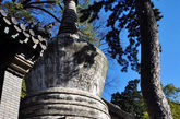 潭柘寺始建于西晋永嘉元年（公元307年），寺院初名“嘉福寺”，清代康熙皇帝赐名为“岫云寺”，但因寺后有龙潭，山上有柘树，故民间一直称为“潭柘寺”。素有“先有潭柘寺，后有北京城”的民谚。（摄影：浪子彦青）