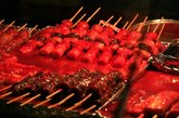 肉肠和年糕串成的串，还有血肠串串，在红红的韩国辣酱汁里，热热乎乎的