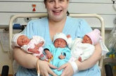 英国考文垂市肥胖女子丽恩-索特日前通过剖腹产手术生下了一组三胞胎，体重254公斤的她也因此成了世界上最肥胖的“三胞胎妈妈”。据悉，为了确保丽恩安全分娩，丽恩的剖腹产手术必须像军事行动一般精确，为此医院动用了4名外科大夫、4名麻醉师、5名助产士、12名新生儿顾问和护士共同帮丽恩接生下了她的奇迹三胞胎婴儿！（图片来源：家庭医生在线）

