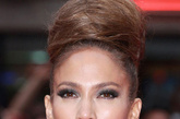 珍妮弗·洛佩兹(Jennifer Lopez)的裸色唇妆润泽又大气，强调高贵气质。 