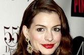 安妮·海瑟薇(Anne Hathaway)的这一款大红唇妆恐怕只有她能驾驭，也突出了其优雅端庄的特点。