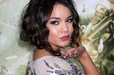 凡妮莎·哈金斯(Vanessa Hudgens)娇嫩的珊瑚色嘴唇适合年轻的女孩。 