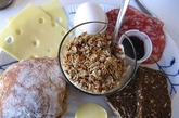 早餐在丹麦，营养最高分。在丹麦人的早餐盘，你会经常发现黑麦面包，奶酪，香肠，火腿，香肠，蜂蜜，果酱和巧克力。