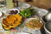 早餐在菲律宾，本地水果之王芒果、稻米、小香肠，加上搭配鸡蛋和蒜瓣油的面包。