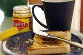 早餐在澳大利亚，最关键的一样东西就是Vegemite(一种涂抹于三明治或吐司面包上面的深褐色咸味酱) 