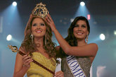 2011-2012哥伦比亚小姐选美大赛落下帷幕，来自大西洋省的女孩Daniella Alvarez夺得桂冠，成为新晋哥伦比亚小姐。图为Daniella Alvarez加冕桂冠。