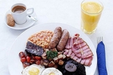早餐在英国。英式早餐必须有豆，香肠，腊肉，鸡蛋，蘑菇，土豆煎饼和烤面包片。当然，它还应该有一杯茶。