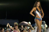 2011-2012哥伦比亚小姐选美大赛落下帷幕，来自大西洋省的女孩Daniella Alvarez夺得桂冠，成为新晋哥伦比亚小姐。图为图为参赛佳丽泳装秀。