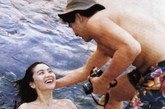 1990年邓丽君、林青霞两大美女，结伴到巴黎游玩时，途经地中海畔里维拉海滩，二人即兴挑战裸泳，在沙滩上互拍了20多张性感泳装照。