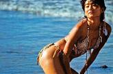 1990年邓、林两大美女，结伴到巴黎游玩时，途经地中海畔里维拉海滩，二人即兴挑战裸泳，在沙滩上互拍了20多张性感泳装照。