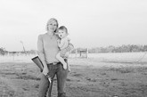 美国母亲手持步枪抱孩子照片引发争议

　　2011年9月，摄影师琳赛·麦克拉姆推出了一本名为《女人与枪》的书，书中展示了数十名持枪女性的照片，38岁的亚莉珊德拉·奈特与儿子特鲁埃特的这张照片就是麦克拉姆拍摄的。奈特在照片里拿着的枪是她祖父留下的，她的父亲教会了她如何用枪。但是奈特这张照片引起观者的巨大争议。有网友赞成女性拥有枪支，也有网友认为：“她们的枪迟早有一天会击中她们自己的孩子。”有人还从动物保护的角度提出犀利观点：“拥有枪支就代表着人们能够滥杀无辜的动物。”
