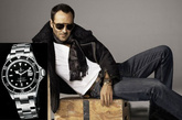  Tom Ford VS Rolex Submariner腕表
 Tom Ford佩戴Rolex Submariner腕表。你一定知道007情报员詹姆斯-邦德在电影中戴的是欧米茄的Seamaster。那么你知道在萤幕上第一次现身的007情报员手表是哪一只呢？答案是∶Rolex Submariner。看看他的名字--Submariner,翻译过来就是潜水艇艇员。正是这款表的出现，表明了真正的潜水表诞生了，也可以说是现代水上运动手表的开始。

