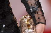  Cheryl Cole 双面不同花纹的装饰让这只骷髅包看起来与众不同。 