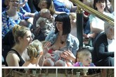 　百余英国辣妈“快闪族”当众给婴儿喂奶

　　2011年6月，在英国曼彻斯特的特拉福德购物中心，一百多名不同年龄层的妈妈走到一起，席地而坐，纷纷拉开上衣，给各自怀中宝宝喂奶，吸引了路人的关注。此举主要是为了宣传母乳喂养的好处，支持英国母乳喂养宣传周。
(图片来源：环球网)