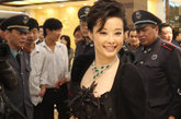 2011年11月20日讯，袁莉亮相南京，身穿黑色羽毛装饰短裙，显得十分小巧玲珑。佩戴的天价翡翠更是吸引众人目光。