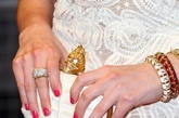 Anne Hathaway 乳白色包身配上金色骷髅扣，不仅让气场强大，也不会过于招摇。 
