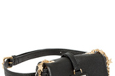 收放自如的用色、缤纷的设计元素、简洁的款式造型让Dolce & Gabbana的2011秋冬手袋系列格外引人注目。豹纹、蛇纹、亮片、五角星、琴键这五种元素与不同色彩的搭配呈现出截然不同的风格。豹纹、蛇纹手袋展现女性的野性魅惑气质；亮片、五角星装点的手袋将女人不受约束的自由个性展露无遗；黑白琴键手袋则是一个优雅淑女必备的扮靓利器。 

