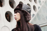 冬季戴帽子时，是应该散发还是梳起？是应该齐刘海，还是中分露出额头？以下10种发型，为大家示范在戴帽子时如何选择发型。