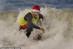 圣诞老人也疯狂 乘风破浪秀冲浪绝技