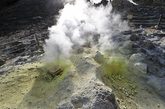硫磺山是摩周湖邻近地带的一座仍在持续活动的活火山，从远处就可以看到山体喷出的蒸汽。