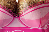 来自丹麦面包商Kohberg的创意，他们将做成馒头状的黑麦面包两个两个一对地装进了这只酷似粉红内衣的包装袋中。