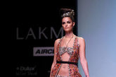 T台上除了演绎印度传统服饰，还会有内衣展。图：2011印度蕾珂美时装周