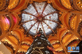 这是11月22日拍摄的法国巴黎老佛爷百货公司的圣诞灯饰。随着圣诞节日益临近，法国巴黎老佛爷百货公司花窗高悬、圣诞树耸立，以年年相似不相同的标志性景观盛装迎圣诞。 新华社记者高静摄
